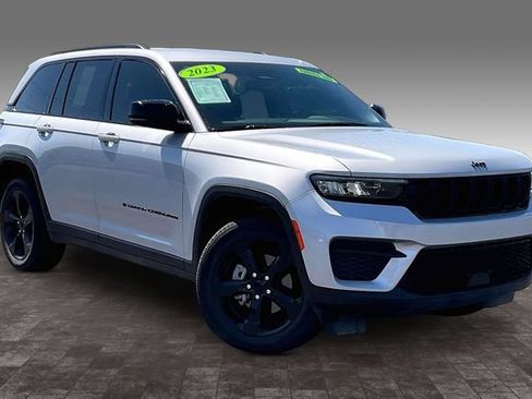 Used 2023 Jeep Grand Cherokee Altitude AWD/4WD image 11