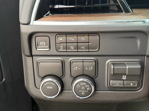 Used 2026 Chevrolet Suburban High Country w/ Sun And Tow Package RWD image 17
