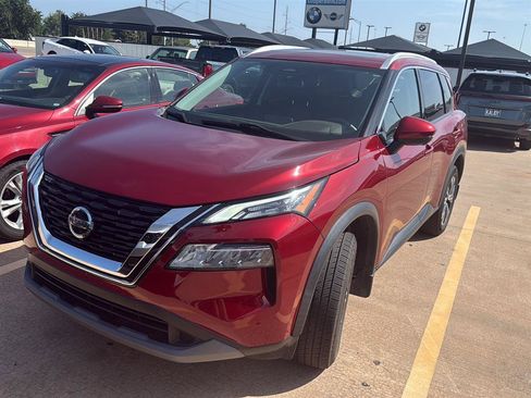 Used 2021 Nissan Rogue SV w/ Premium Package FWD image 2