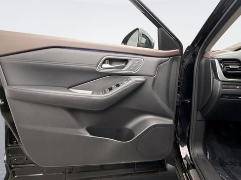 Used 2023 Nissan Rogue Platinum w/ Platinum Premium Package image 9