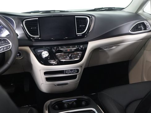 Used 2024 Chrysler Pacifica Touring-L FWD image 35