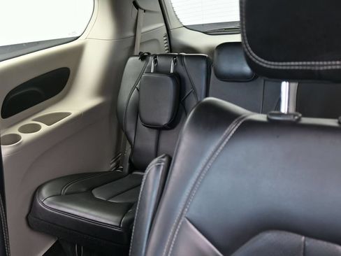 Used 2023 Chrysler Pacifica Touring-L FWD image 38