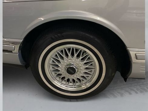 Used 1994 Lincoln Town Car Signature RWD image 19