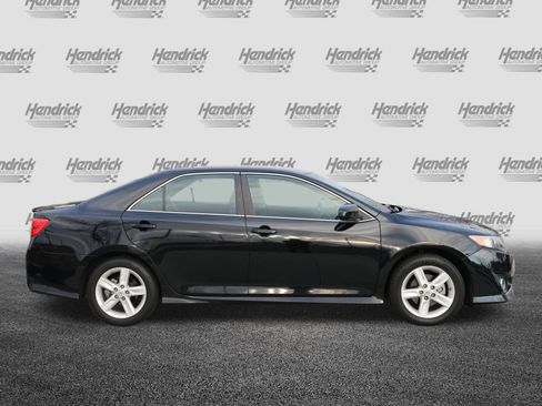 Used 2014 Toyota Camry L image 10