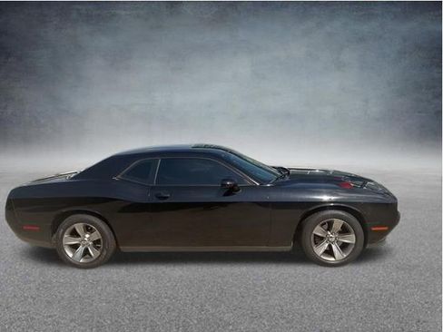 Used 2015 Dodge Challenger SXT RWD image 3