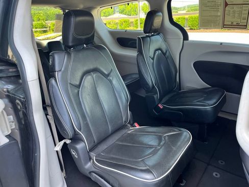 Used 2022 Chrysler Pacifica Limited FWD image 24