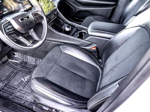 Used 2024 Jeep Grand Cherokee Altitude image 14