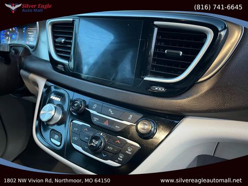 Used 2017 Chrysler Pacifica Touring-L w/ Tire & Wheel Group image 10