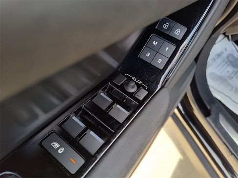 Used 2025 Land Rover Range Rover Velar Dynamic SE image 21