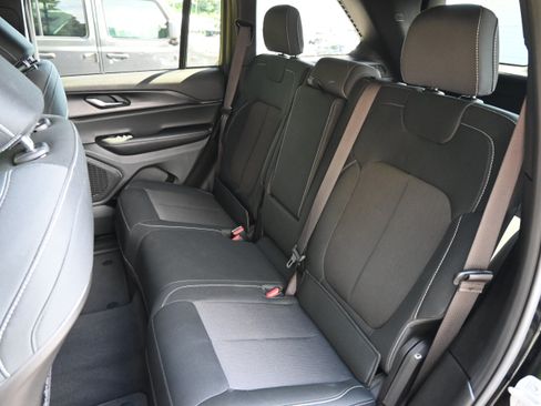 Used 2025 Jeep Grand Cherokee Laredo X w/ Luxury Tech Group I RWD image 31