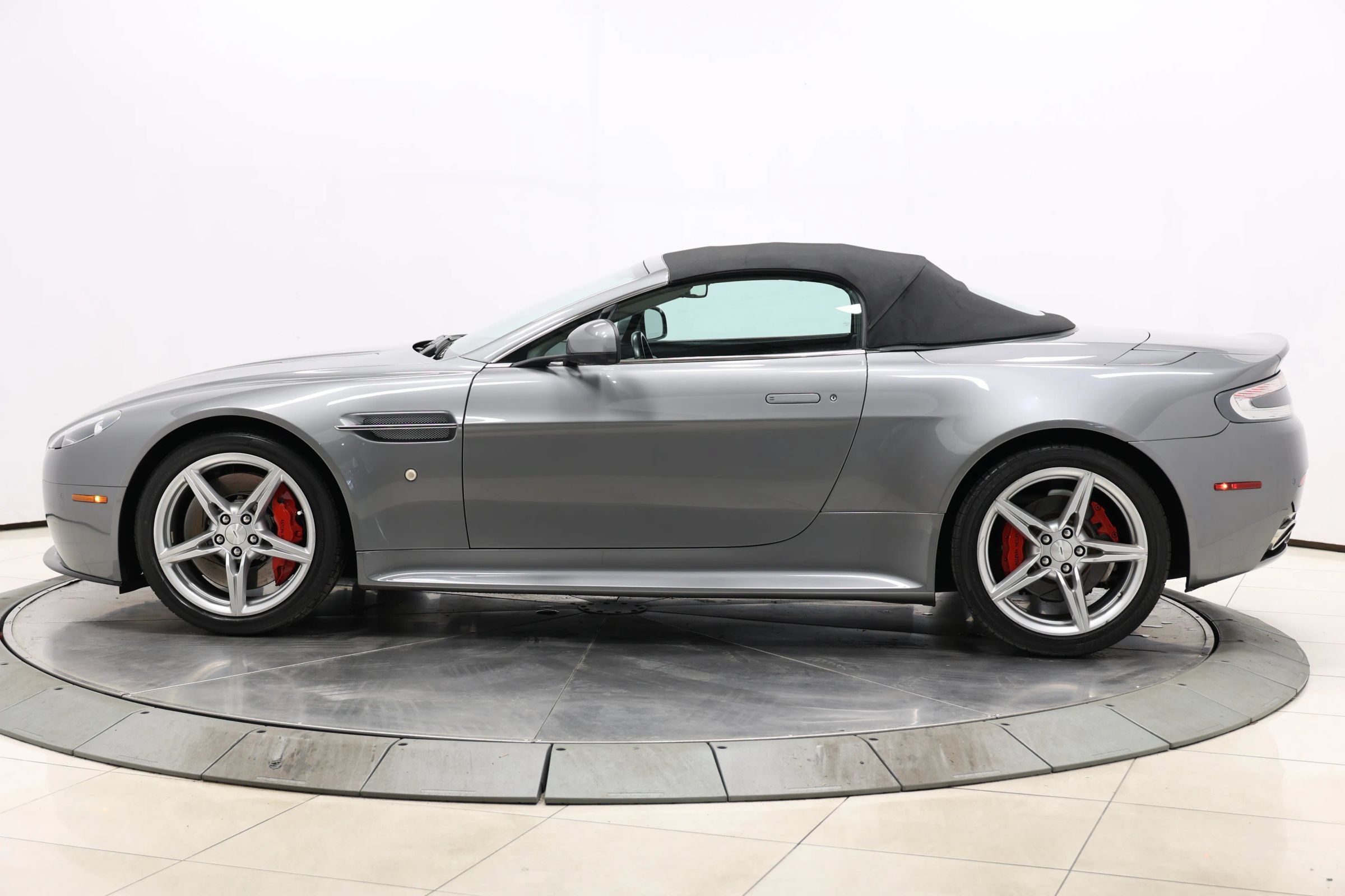 Used 2016 Aston Martin V8 Vantage S RWD image 70