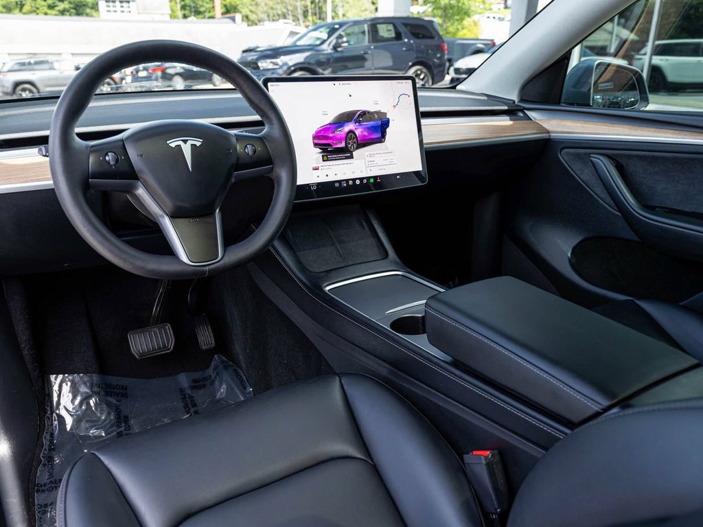 Used 2025 Tesla Model Y Long Range AWD/4WD image 17