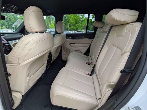 Used 2023 Jeep Grand Cherokee Limited w/ Luxury Tech Group II AWD/4WD image 15