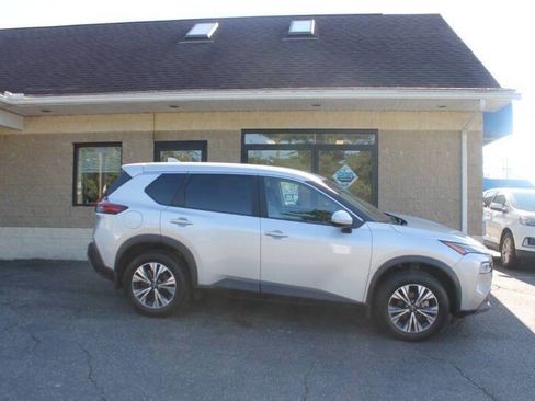 Used 2024 Chevrolet Equinox LT image 2