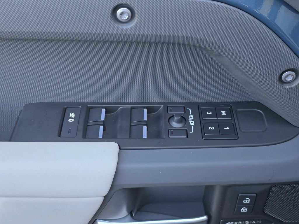 Used 2025 Land Rover Defender 110 S AWD/4WD image 28