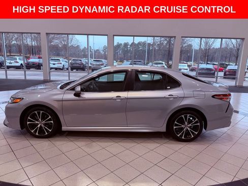 Used 2018 Toyota Camry SE image 4