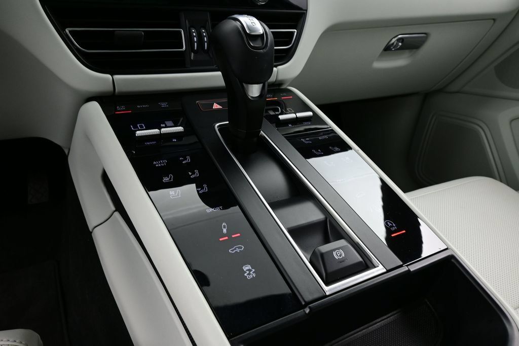 Certified 2023 Porsche Macan S AWD/4WD image 11
