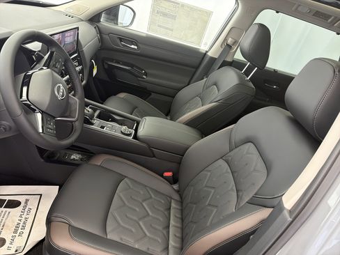 New 2026 Nissan Pathfinder Platinum w/ Cargo Package AWD/4WD image 9