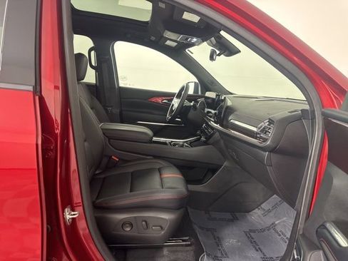 Used 2025 Chevrolet Traverse RS image 16