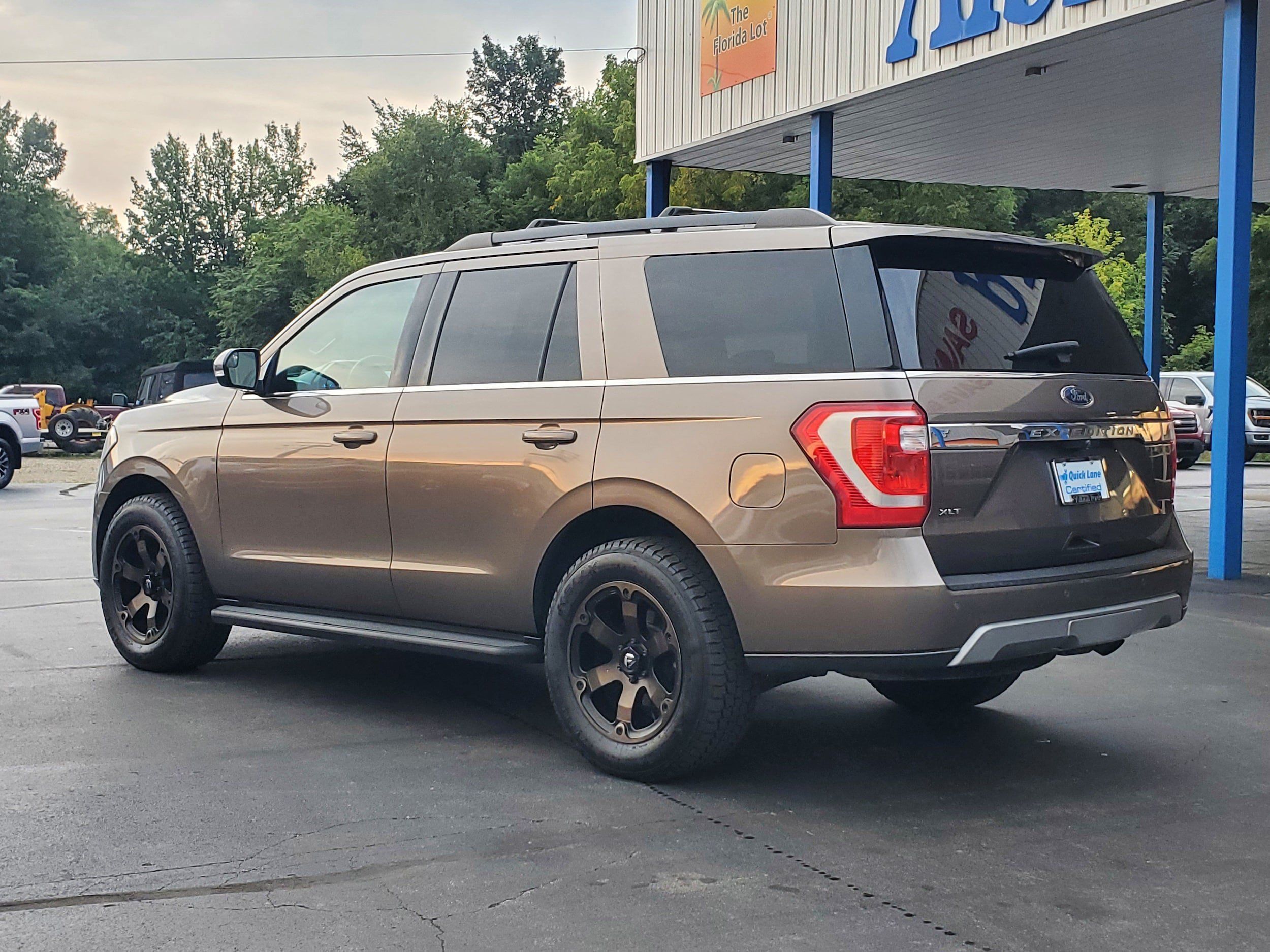 Used 2019 Ford Expedition XLT w/ Equipment Group 201A AWD/4WD image 3