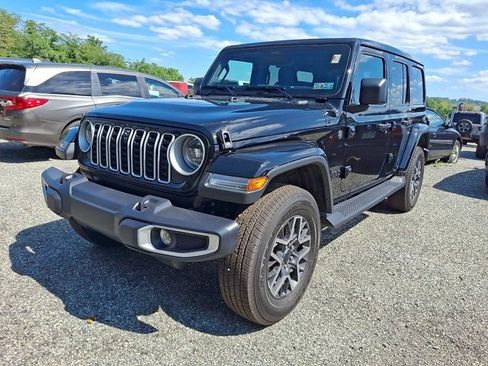 Used 2026 Jeep Wrangler Unlimited Sahara AWD/4WD image 3