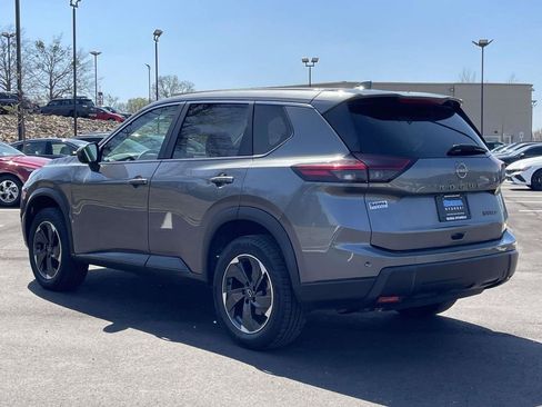 Used 2024 Nissan Rogue SV image 5