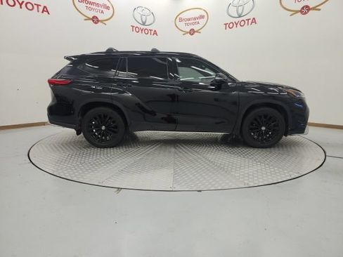 Used 2023 Toyota Highlander XSE FWD image 3