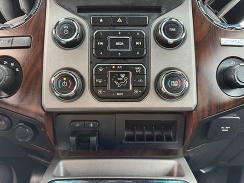 Used 2015 Ford F250 Lariat w/ Lariat Interior Package AWD/4WD image 31