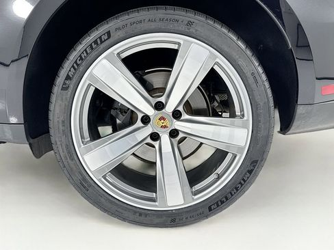 Certified 2025 Porsche Macan AWD/4WD image 34