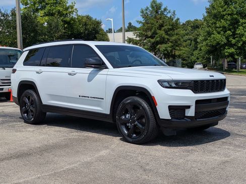 Used 2023 Jeep Grand Cherokee L Laredo AWD/4WD image 2