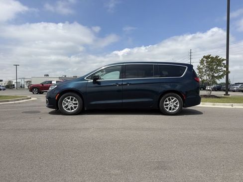 Used 2023 Chrysler Pacifica Touring-L FWD image 2