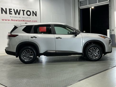 Used 2025 Nissan Rogue S image 35