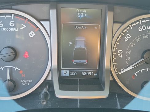 Used 2018 Toyota Tacoma SR5 RWD image 19