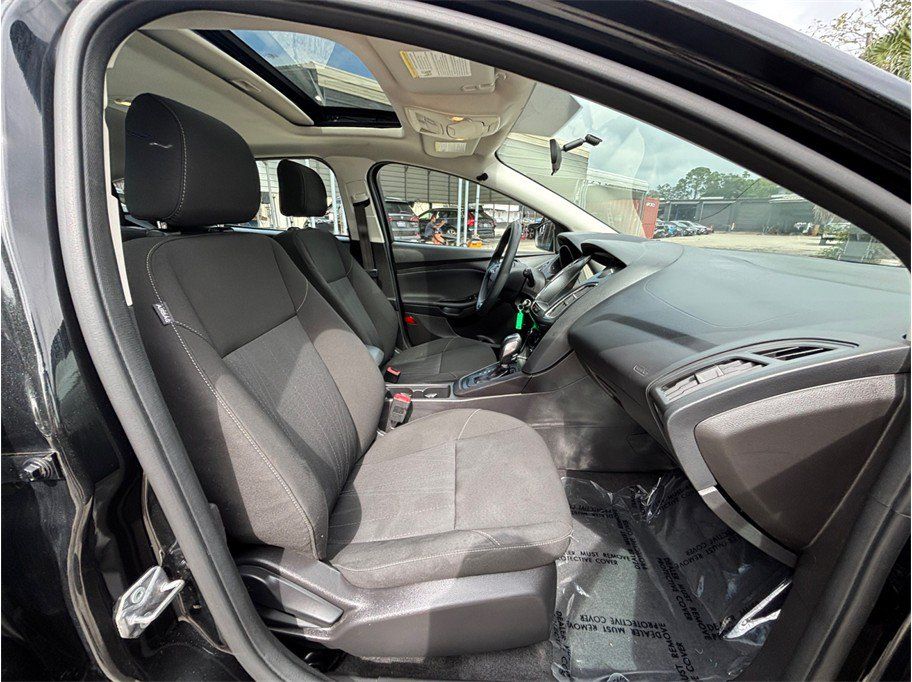 Used 2015 Ford Focus SE FWD image 31