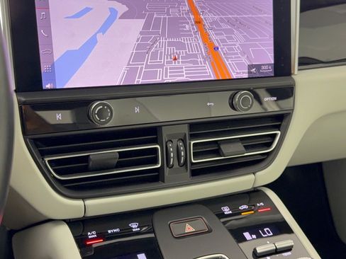 Certified 2024 Porsche Macan AWD/4WD image 22