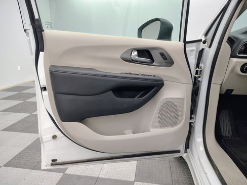 Used 2023 Chrysler Pacifica Touring-L image 9