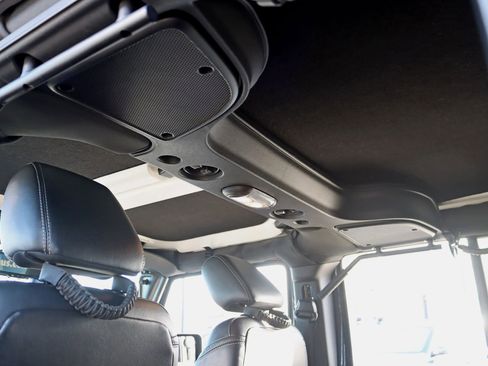 Used 2017 Jeep Wrangler Unlimited Rubicon w/ Dual Top Group image 32