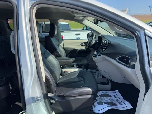 Used 2024 Chrysler Pacifica Touring-L FWD image 19