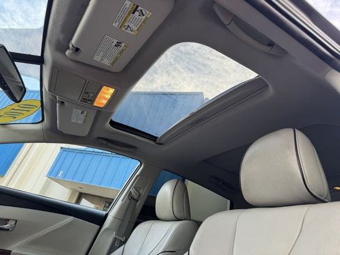 Used 2010 Toyota Venza image 16