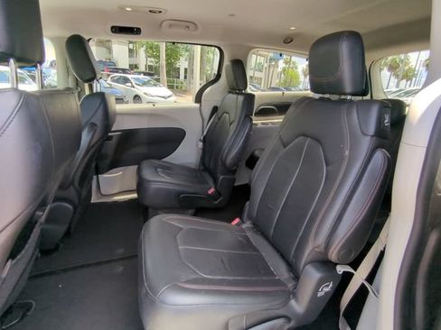 Used 2018 Chrysler Pacifica Touring-L FWD image 17