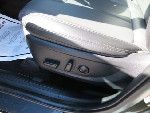 Used 2023 Hyundai Santa Fe SEL w/ Premium Package image 11