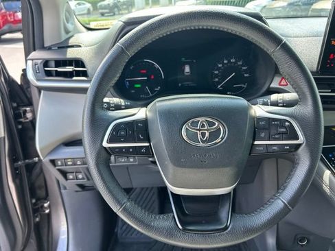 Used 2024 Toyota Sienna XLE w/ XLE Plus Package FWD image 23