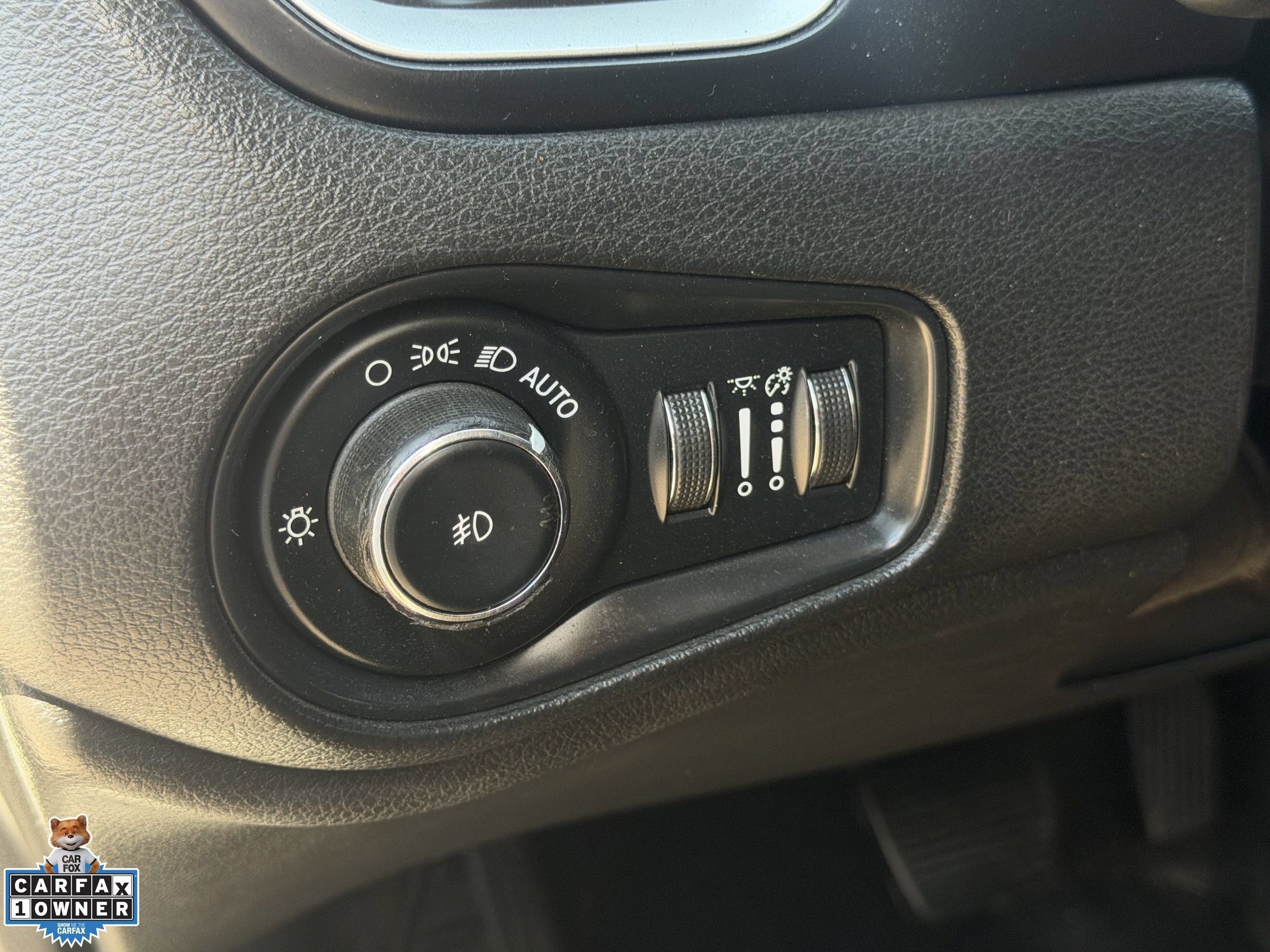 Used 2020 Jeep Renegade Latitude w/ Cold Weather Group AWD/4WD image 28