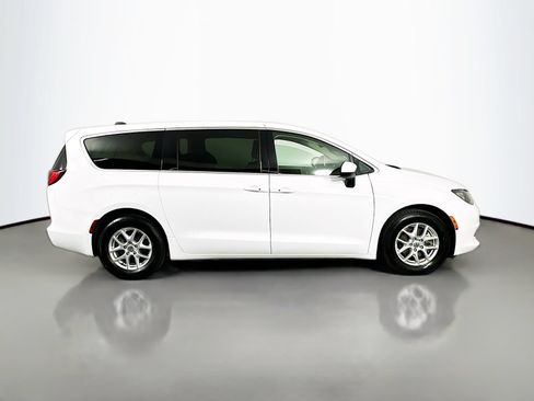 Used 2023 Chrysler Voyager LX FWD image 9