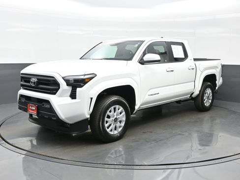 Used 2025 Toyota Tacoma SR5 image 2