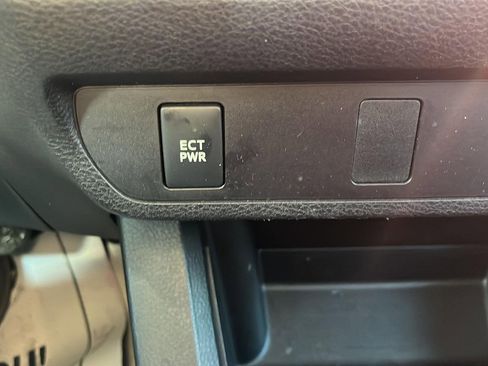 Used 2017 Toyota Tacoma SR image 19