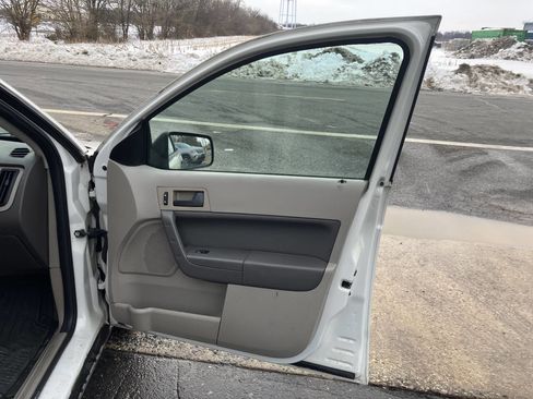 Used 2010 Ford Focus SE image 18