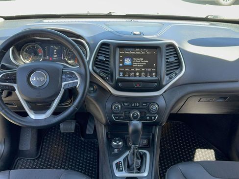 Used 2018 Jeep Cherokee Latitude Plus w/ Cold Weather Group AWD/4WD image 15