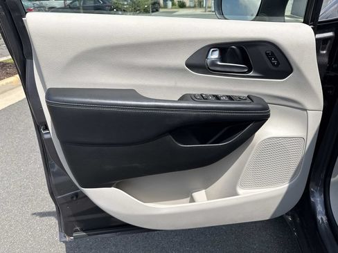 Used 2022 Chrysler Pacifica Touring-L AWD/4WD image 9
