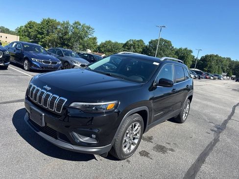 Used 2019 Jeep Cherokee Latitude Plus w/ Comfort/Convenience Group FWD image 3